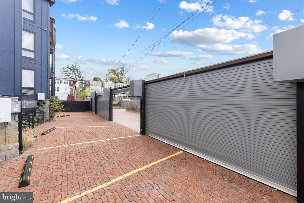 2305 NICHOLSON SE Unit: 202