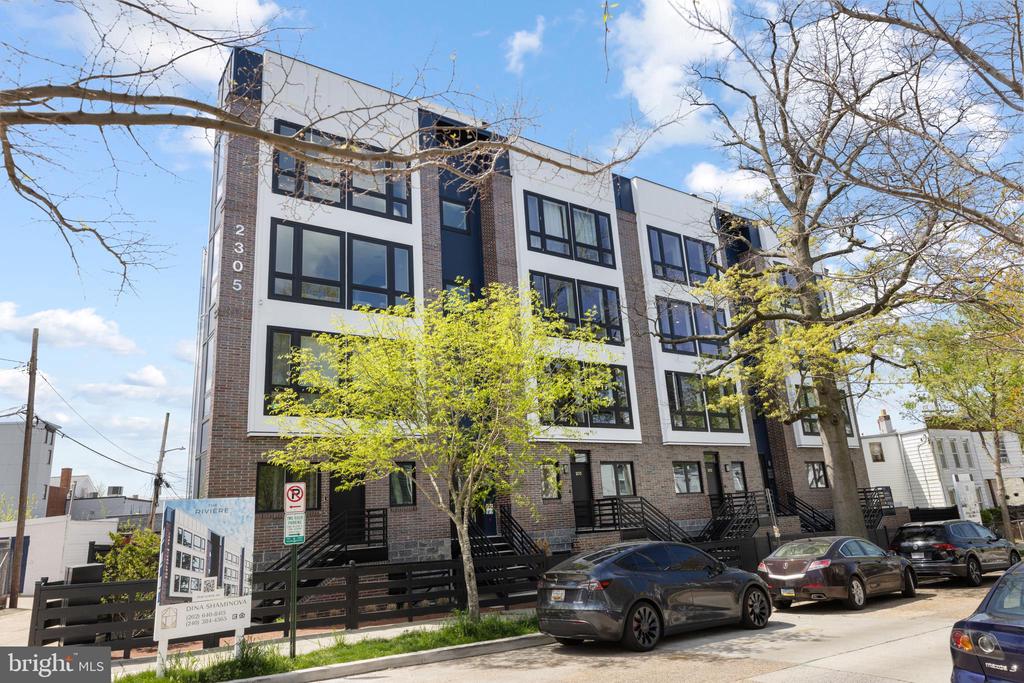 2305 NICHOLSON SE Unit: 202