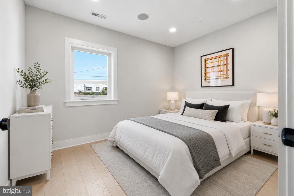 2305 NICHOLSON SE Unit: 202