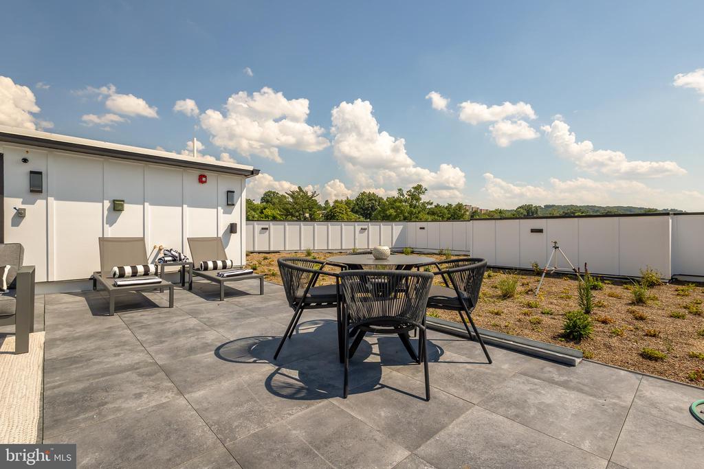 2305 NICHOLSON SE Unit: 202