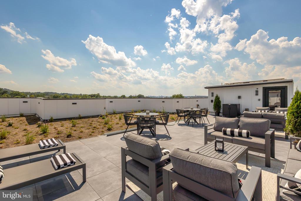 2305 NICHOLSON SE Unit: 202