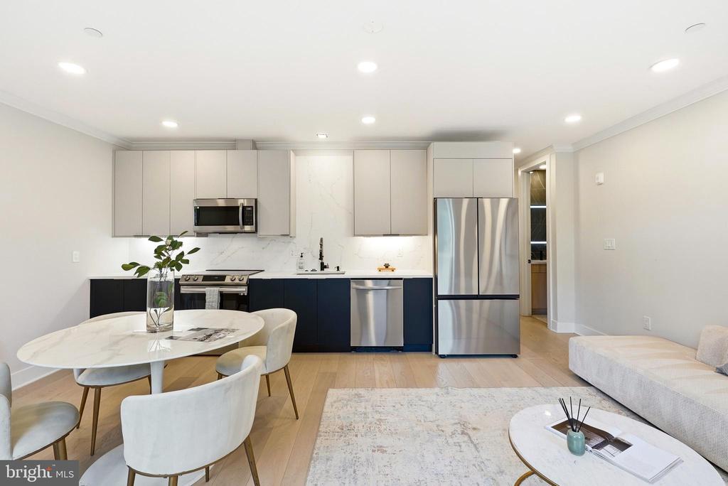 2305 NICHOLSON SE Unit: 202