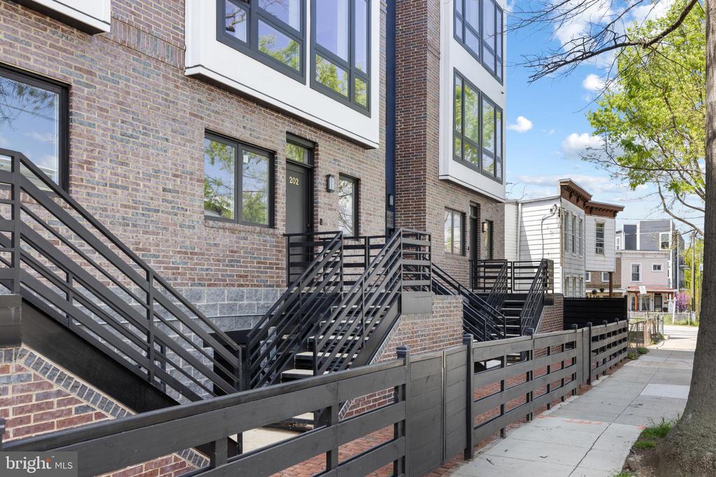 2305 NICHOLSON SE Unit: 202
