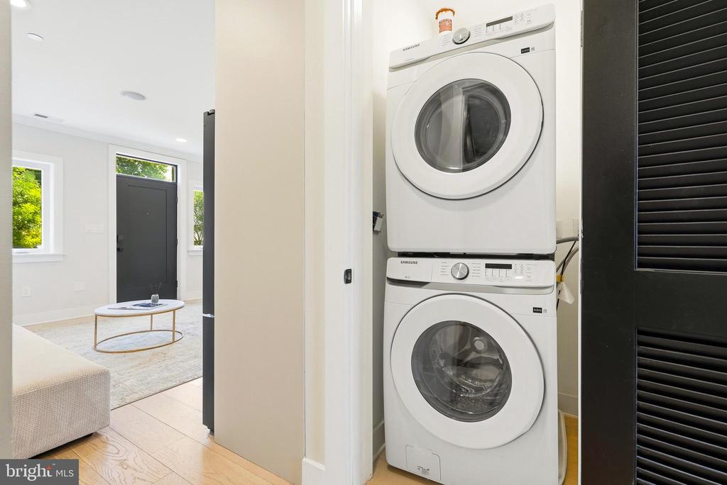2305 NICHOLSON SE Unit: 202