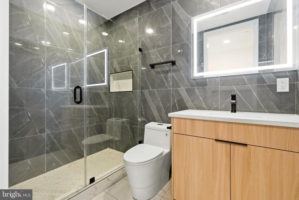2305 NICHOLSON SE Unit: 202