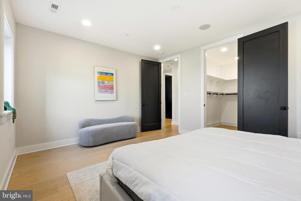 2305 NICHOLSON SE Unit: 202