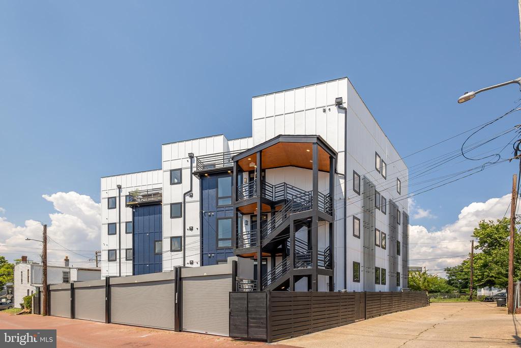 2305 NICHOLSON SE Unit: 202