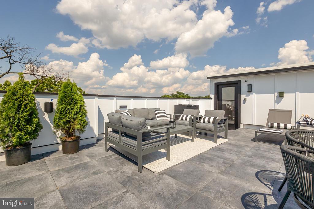 2305 NICHOLSON SE Unit: 202