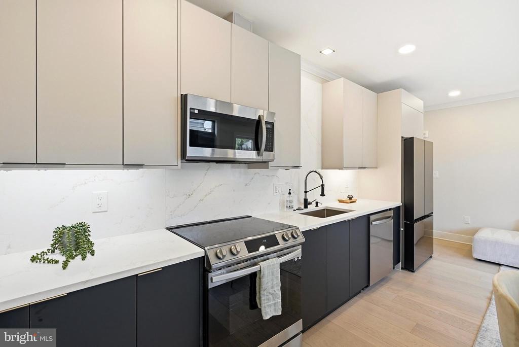2305 NICHOLSON SE Unit: 202
