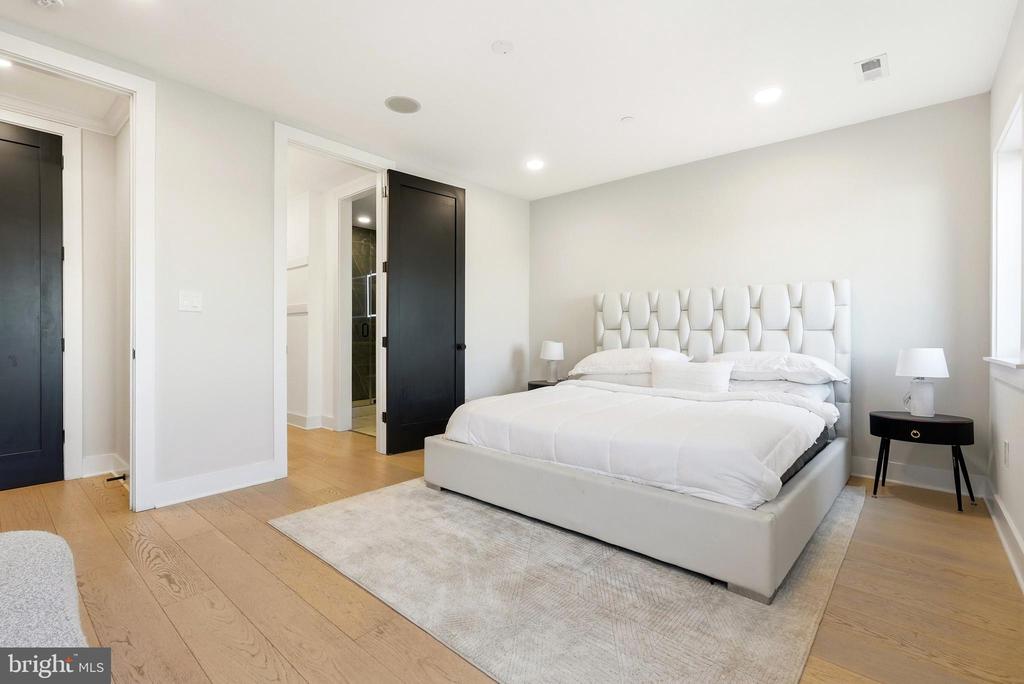 2305 NICHOLSON SE Unit: 202