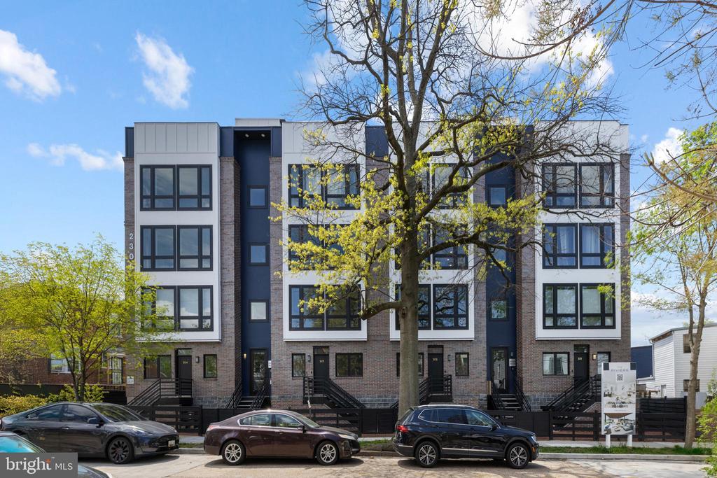 2305 NICHOLSON SE Unit: 202