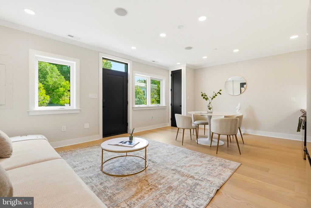 2305 NICHOLSON SE Unit: 202