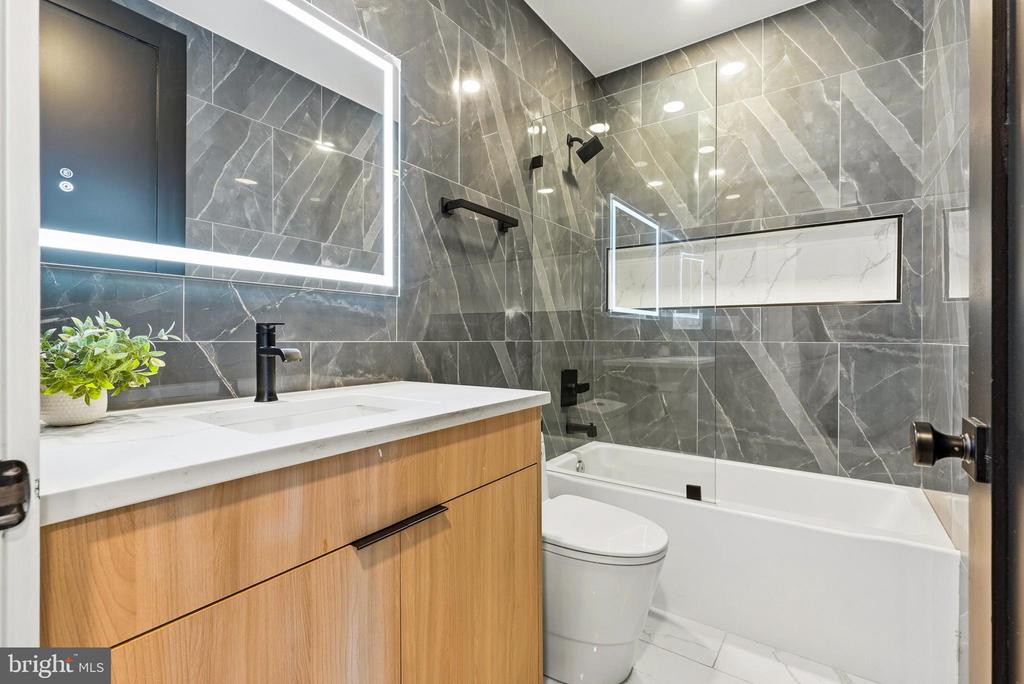 2305 NICHOLSON SE Unit: 202