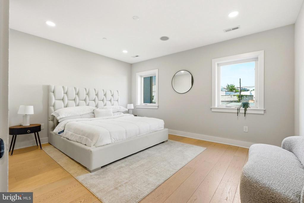 2305 NICHOLSON SE Unit: 202