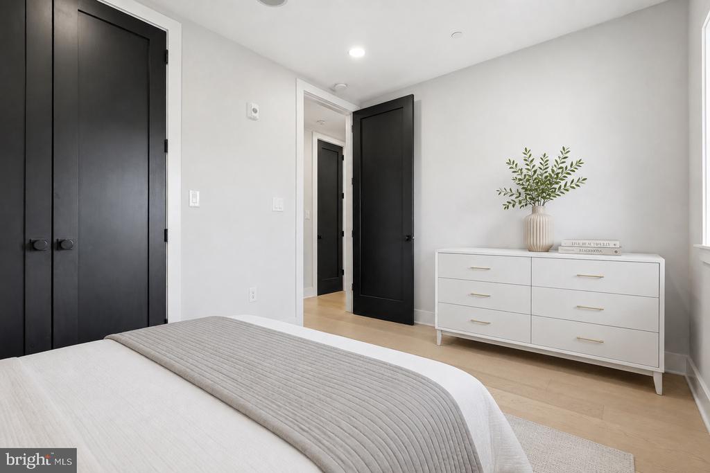 2305 NICHOLSON SE Unit: 202