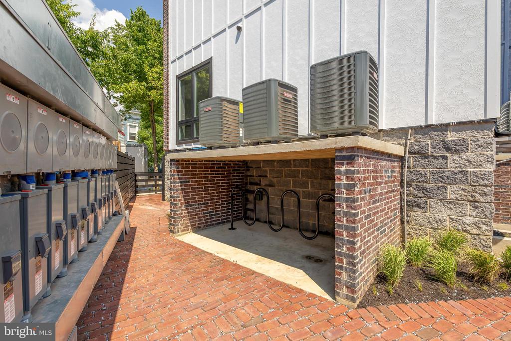 2305 NICHOLSON SE Unit: 202