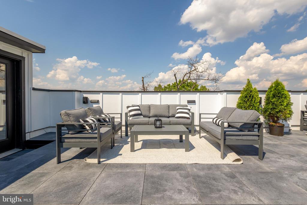 2305 NICHOLSON SE Unit: 202
