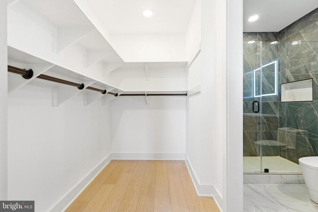 2305 NICHOLSON SE Unit: 202