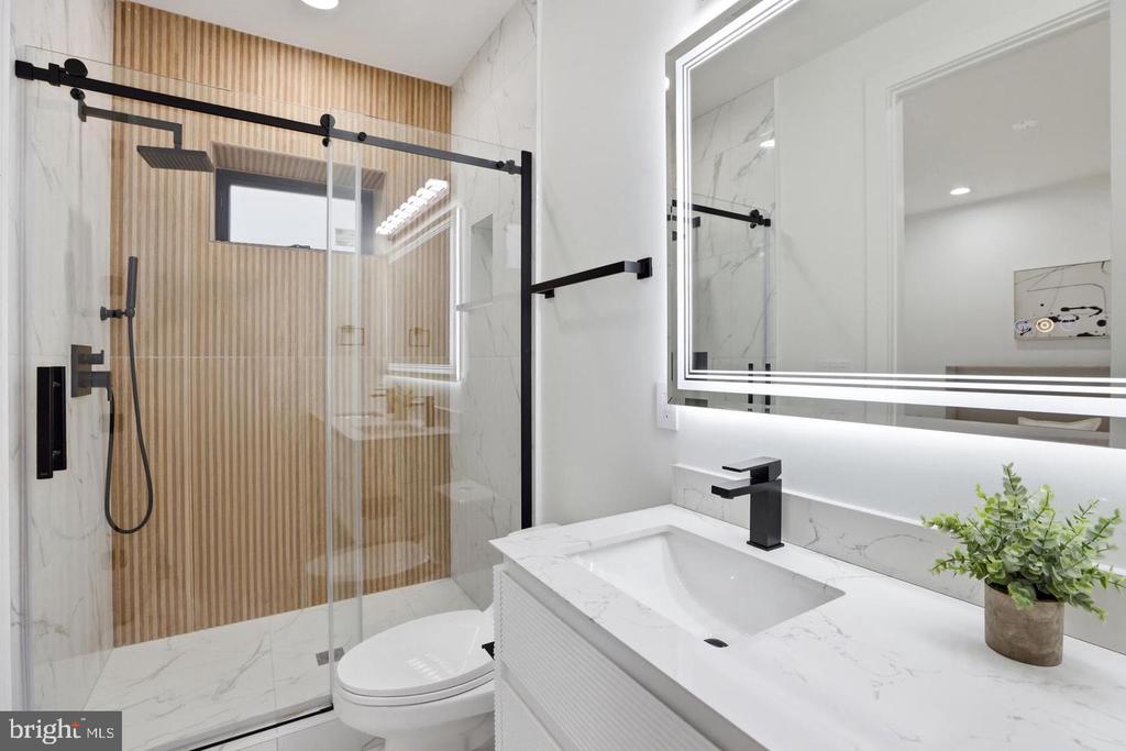 1140 OATES STREET NE Unit: 101