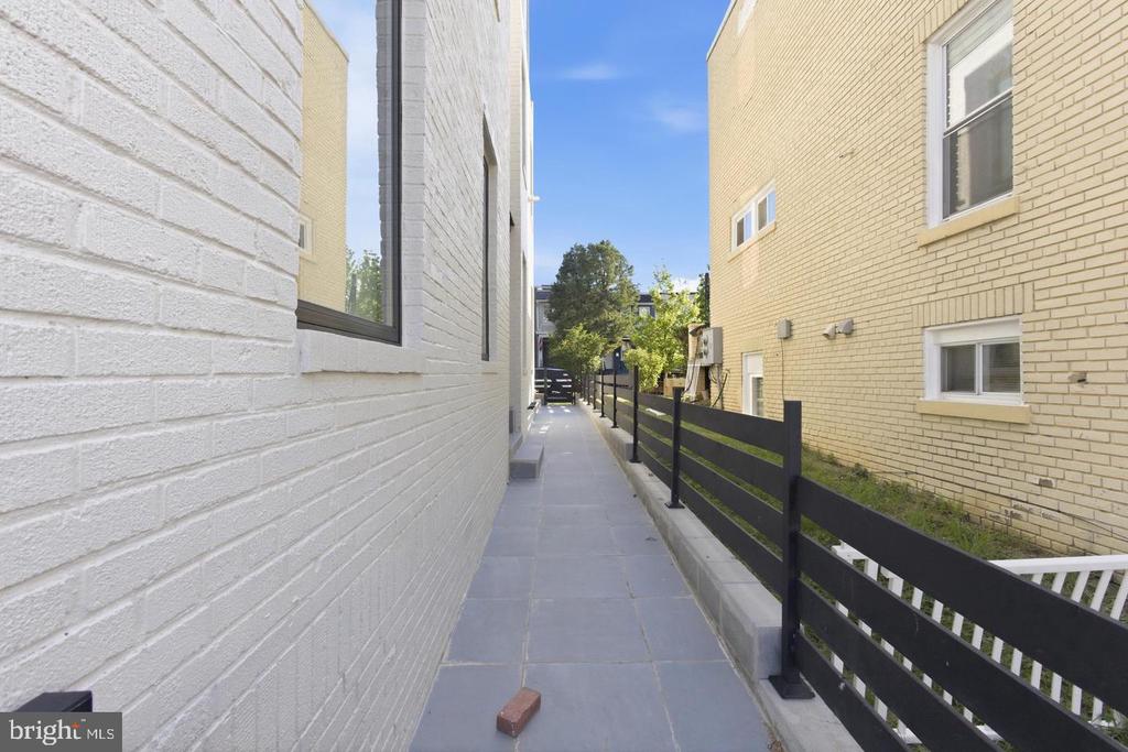 1140 OATES STREET NE Unit: 101