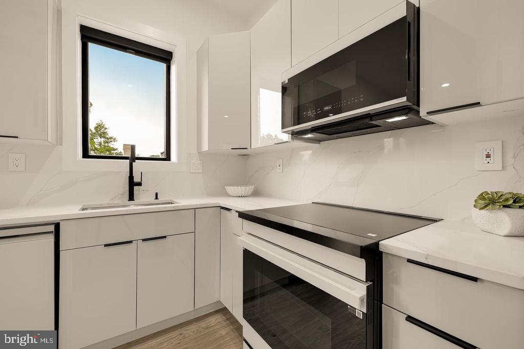 1140 OATES STREET NE Unit: 201