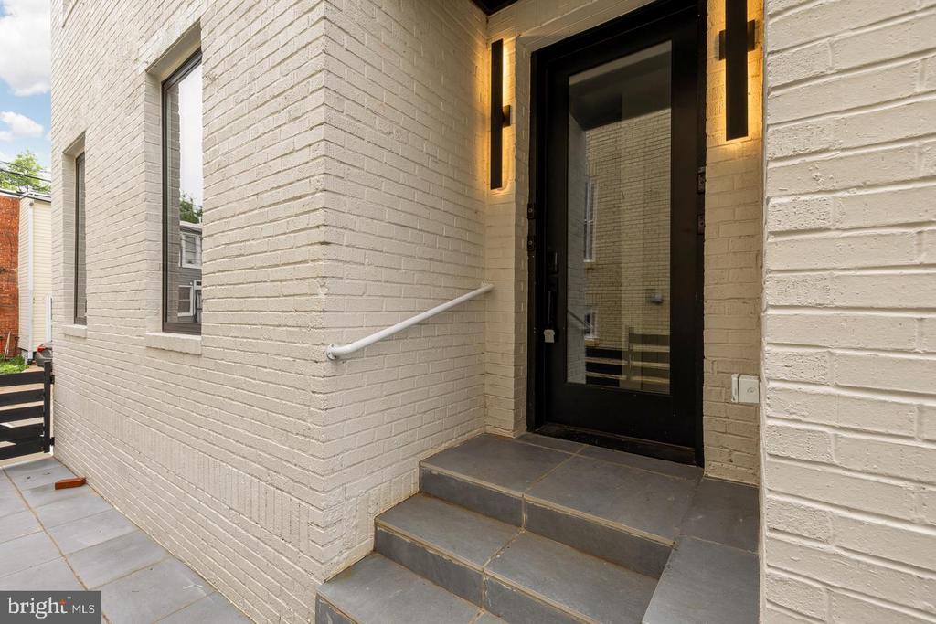 1140 OATES STREET NE Unit: 201