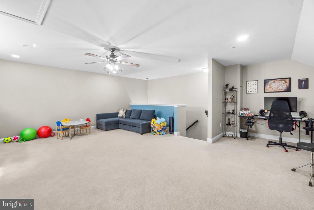 6812 CHICKADEE LN