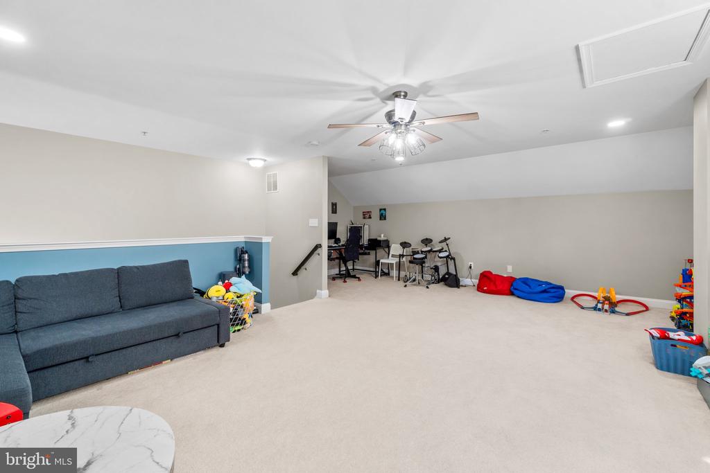 6812 CHICKADEE LN