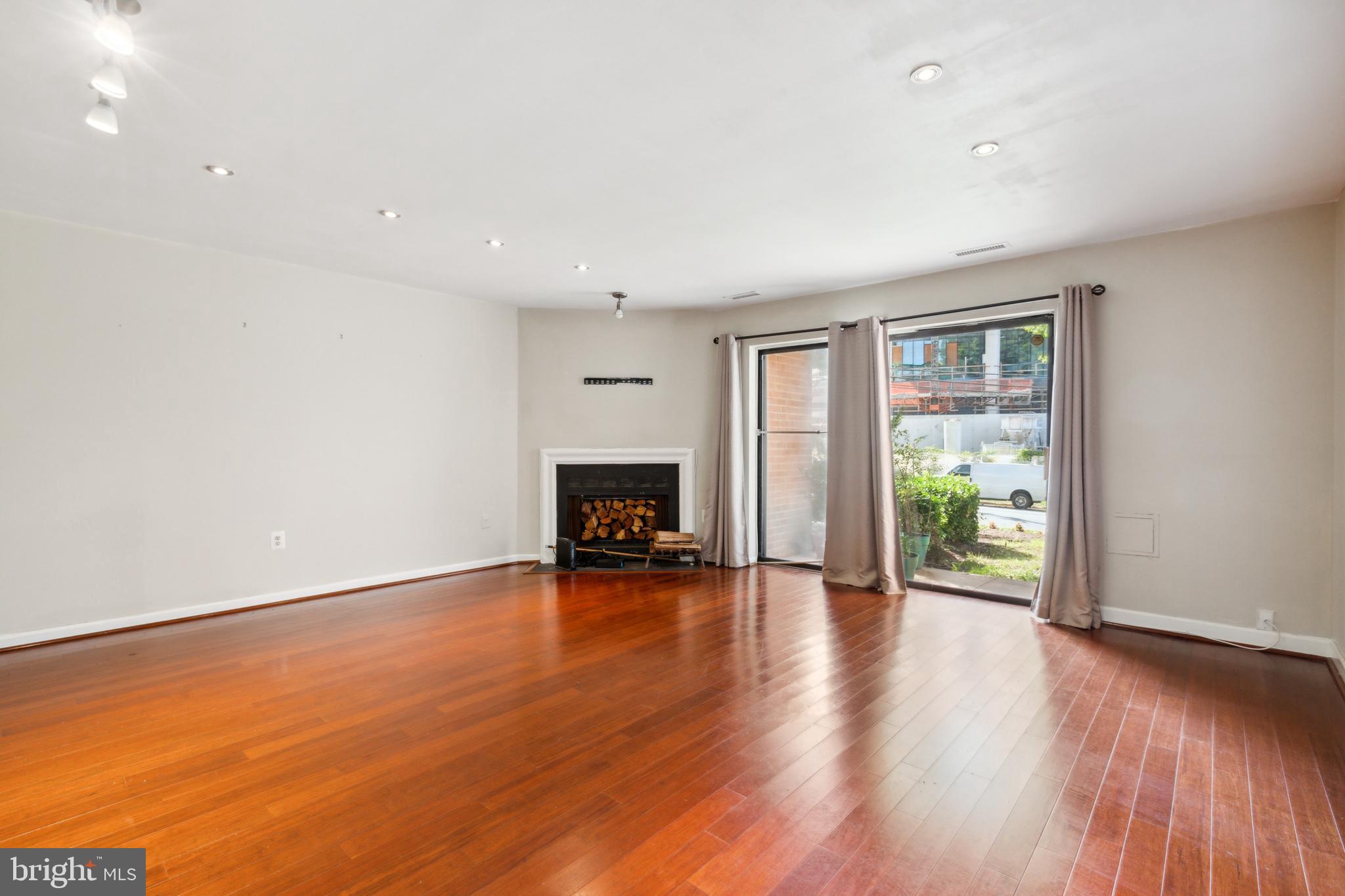 28 Dudley Ct #14