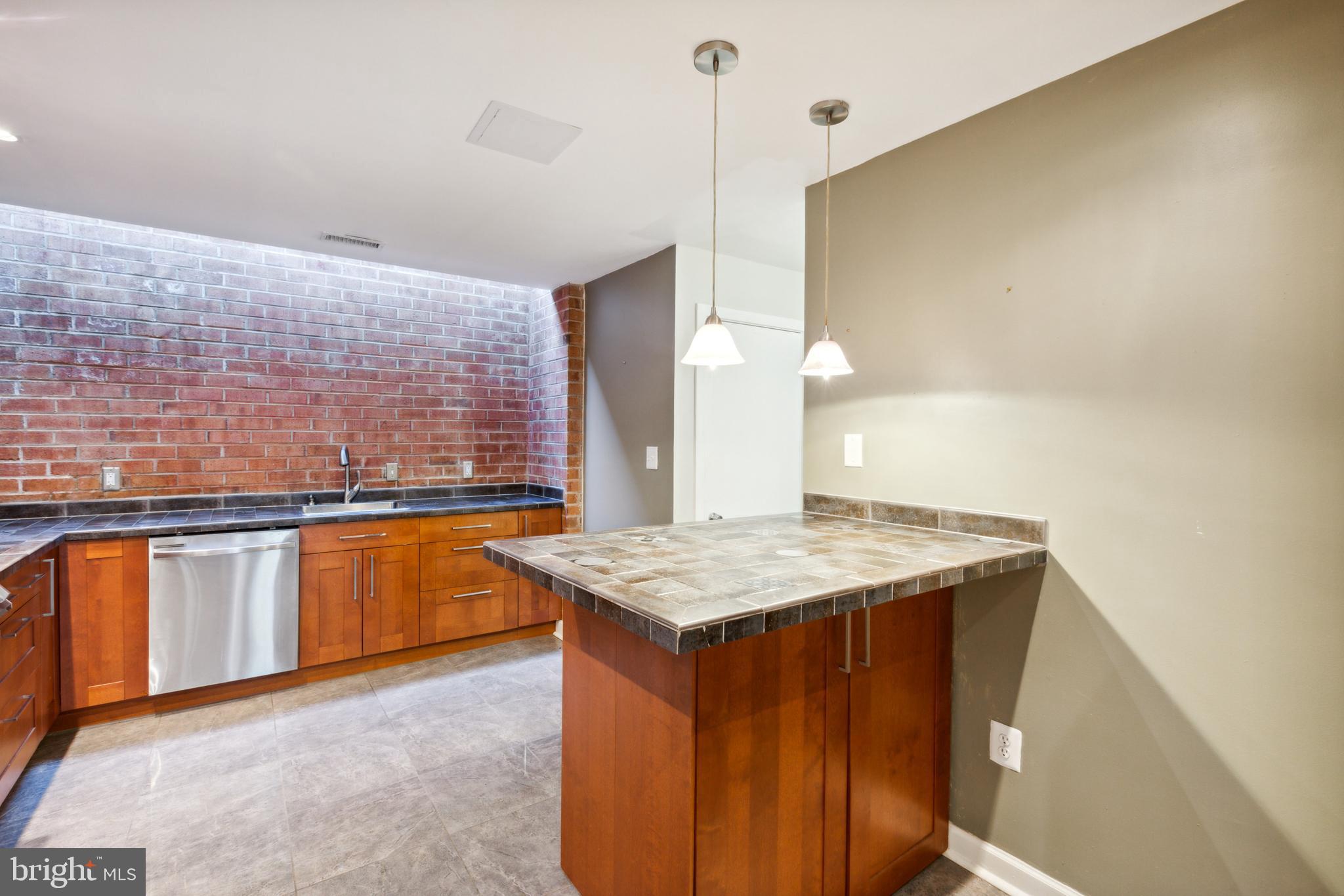 28 Dudley Ct #14