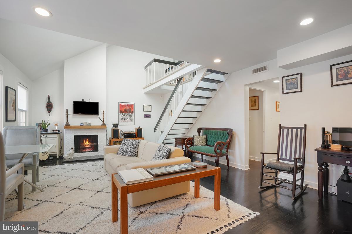 2246 Washington AVENUE Unit: 201