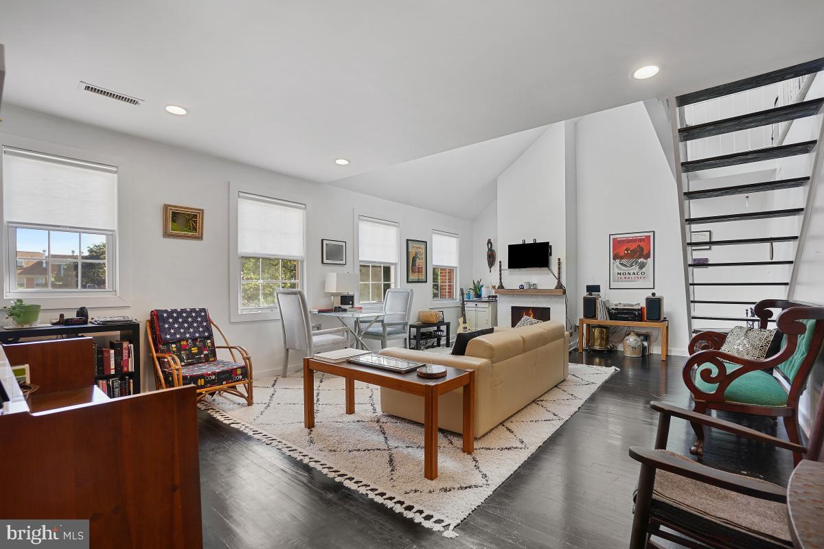 2246 Washington AVENUE Unit: 201