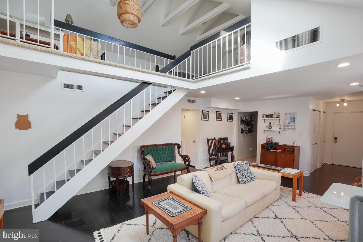 2246 Washington AVENUE Unit: 201