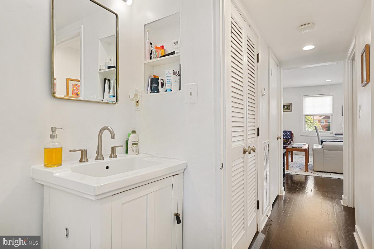 2246 Washington AVENUE Unit: 201