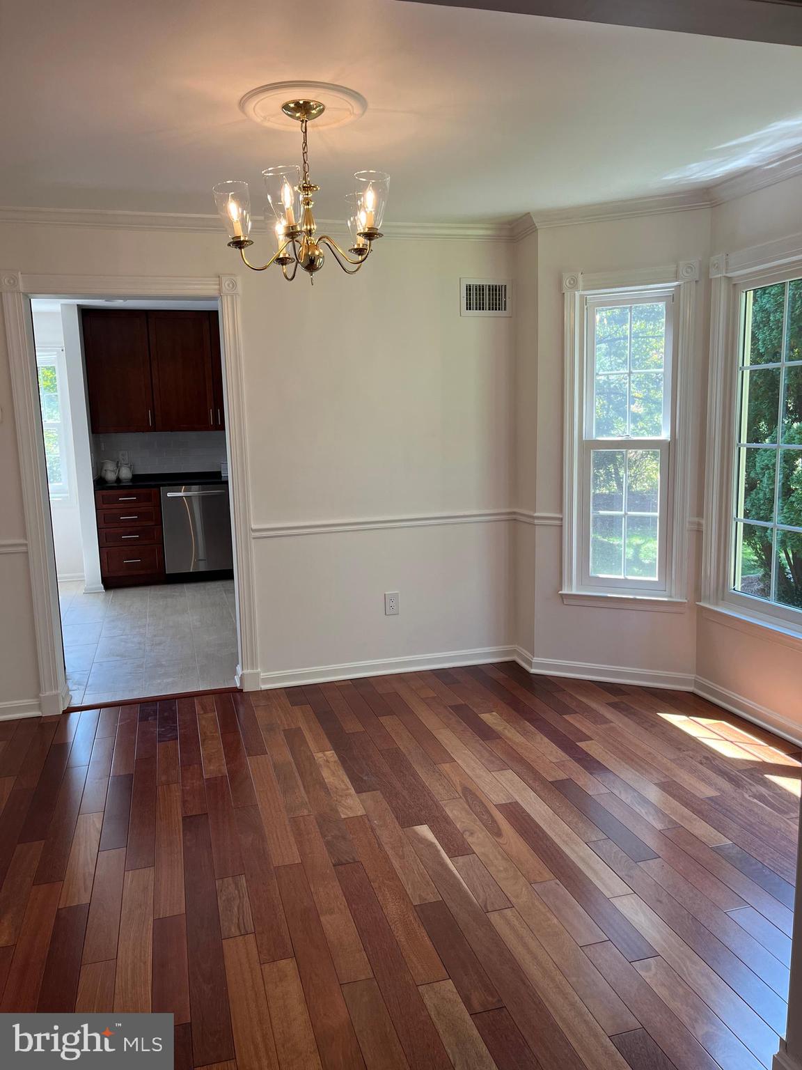 718 Beacon Hill Ter