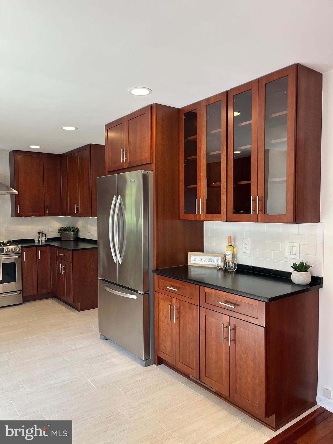 718 Beacon Hill Ter