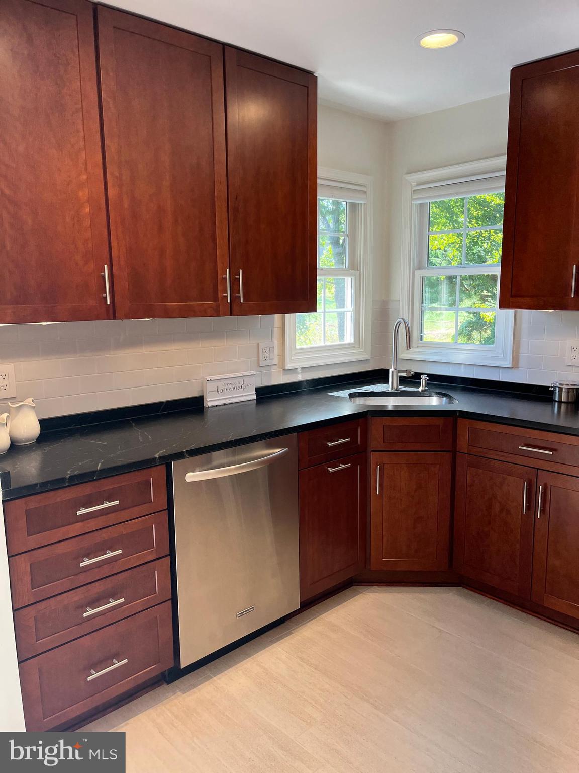 718 Beacon Hill Ter