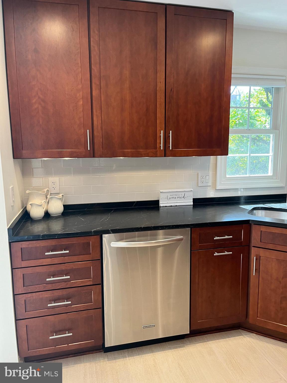 718 Beacon Hill Ter
