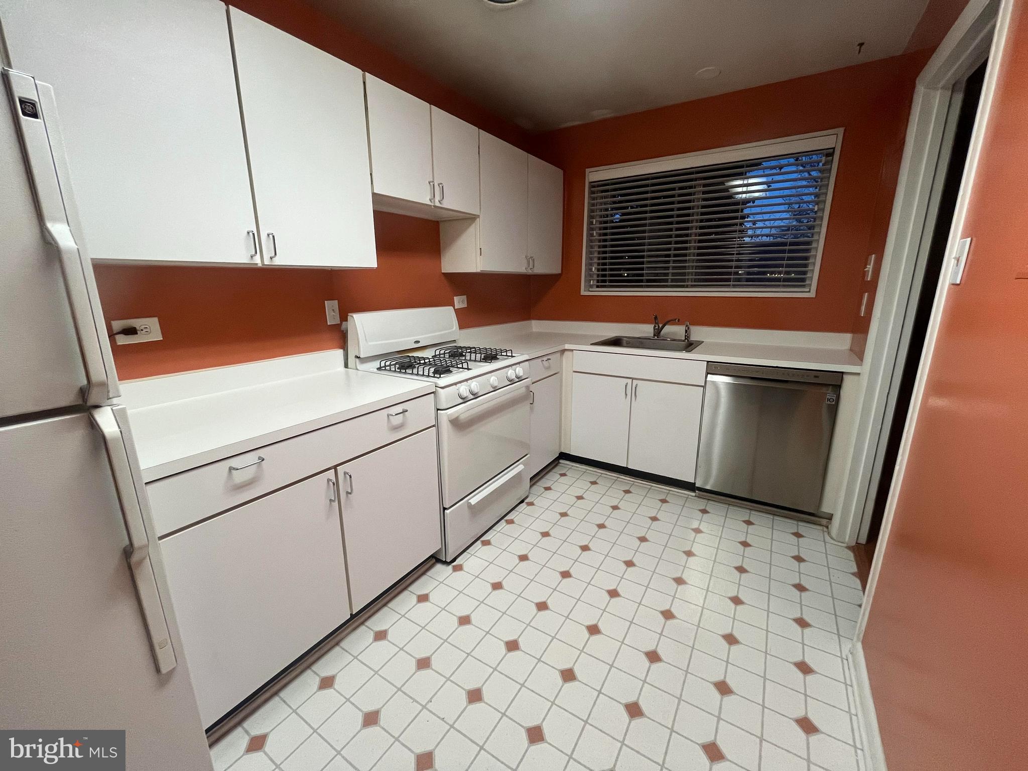 10655 Montrose Ave #M1