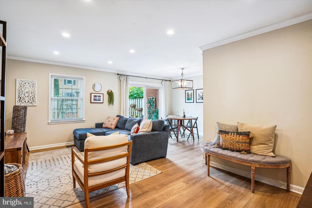 7 Longmeadow Dr