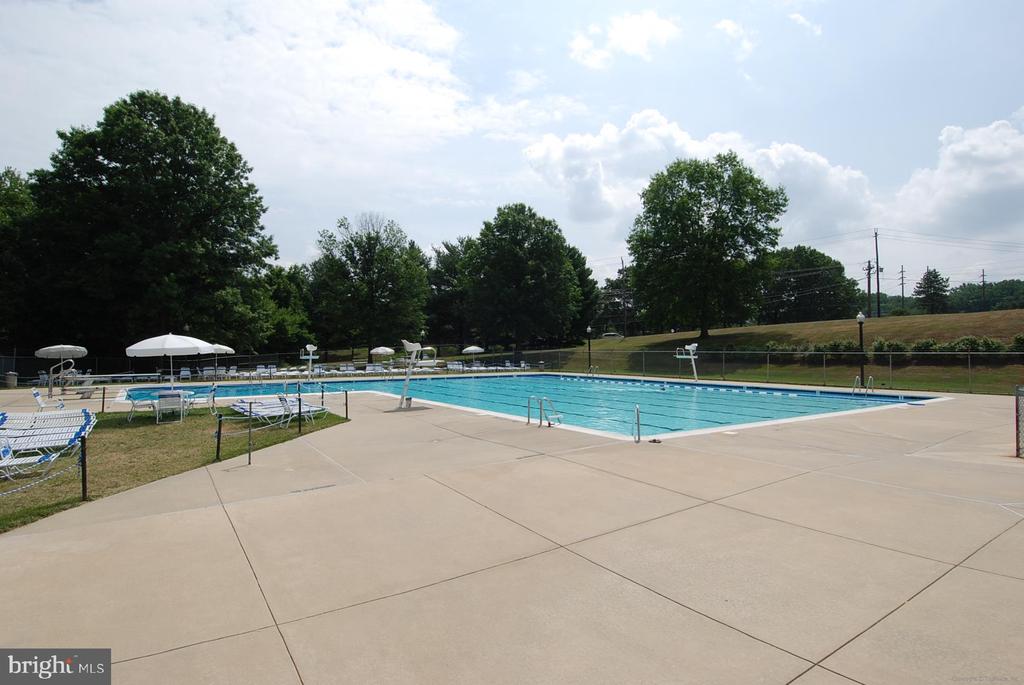 7 Longmeadow Dr