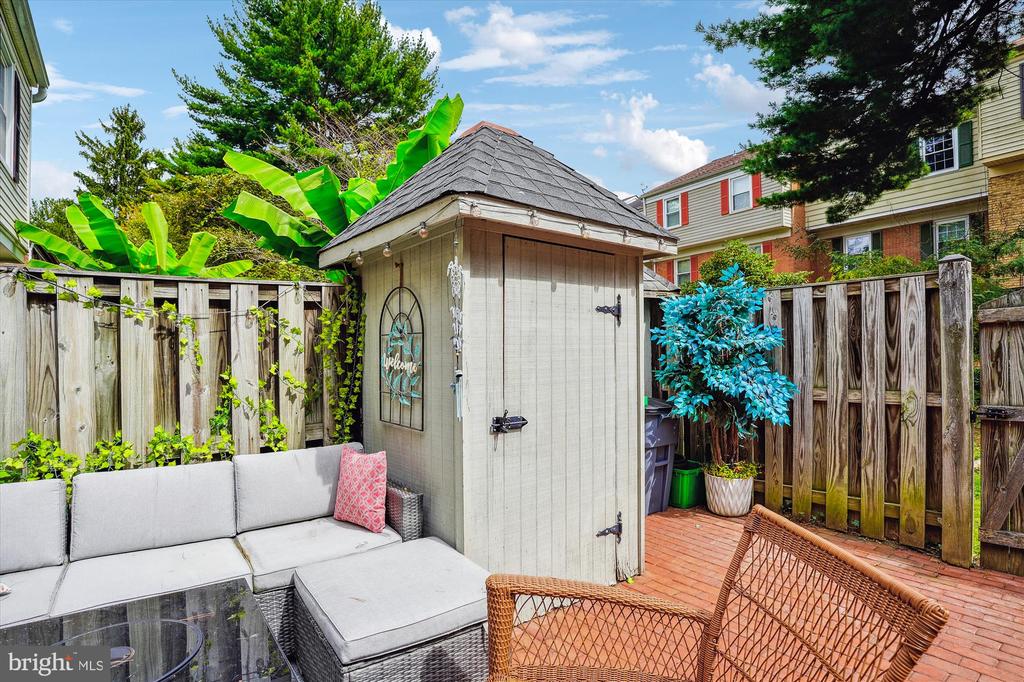 7 Longmeadow Dr