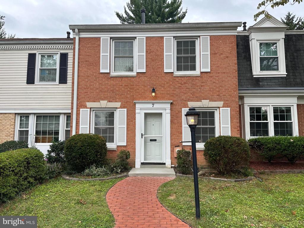 7 Longmeadow Dr
