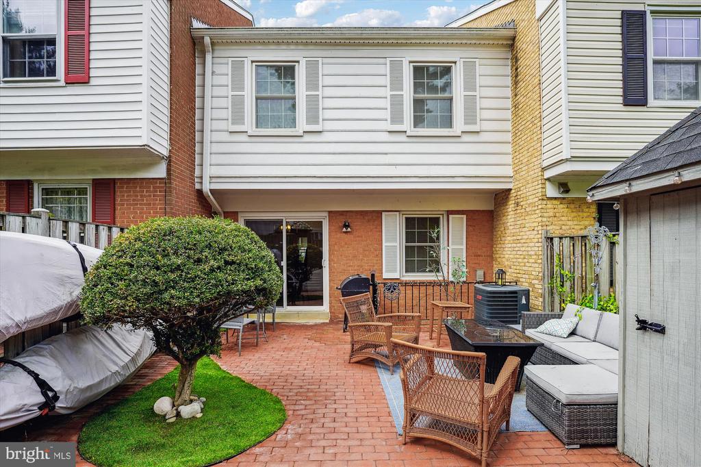 7 Longmeadow Dr