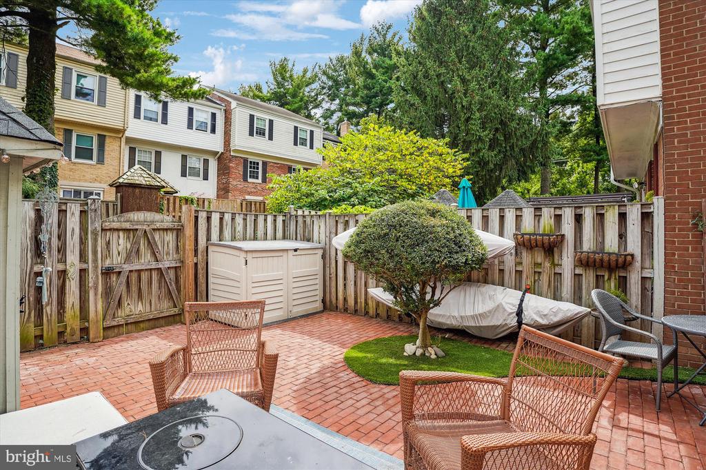 7 Longmeadow Dr