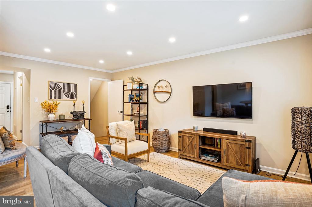 7 Longmeadow Dr