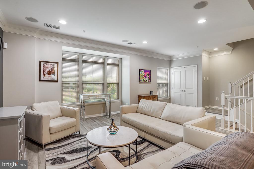 358 URBAN AVENUE Unit: 358