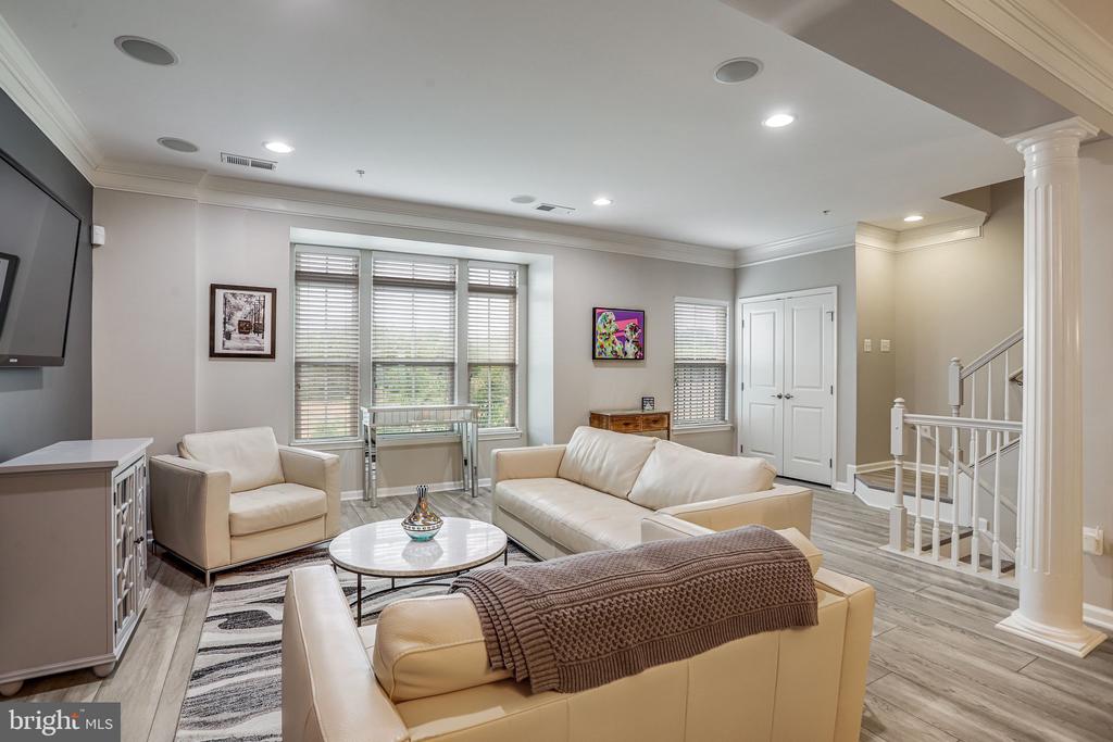358 URBAN AVENUE Unit: 358