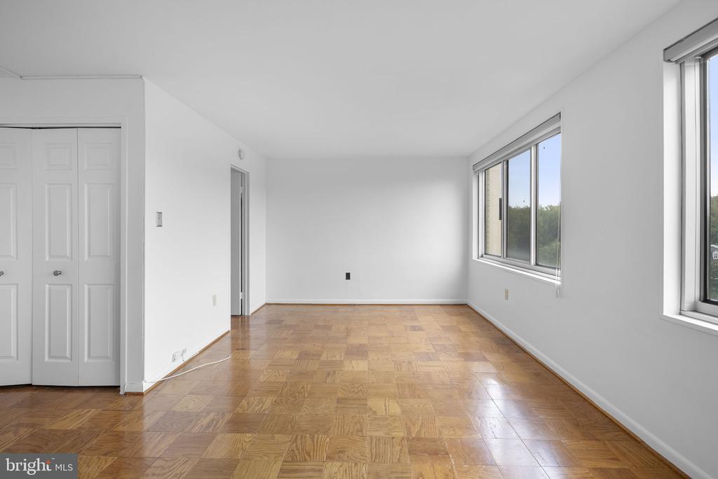 10201 GROSVENOR PLACE Unit: 1008