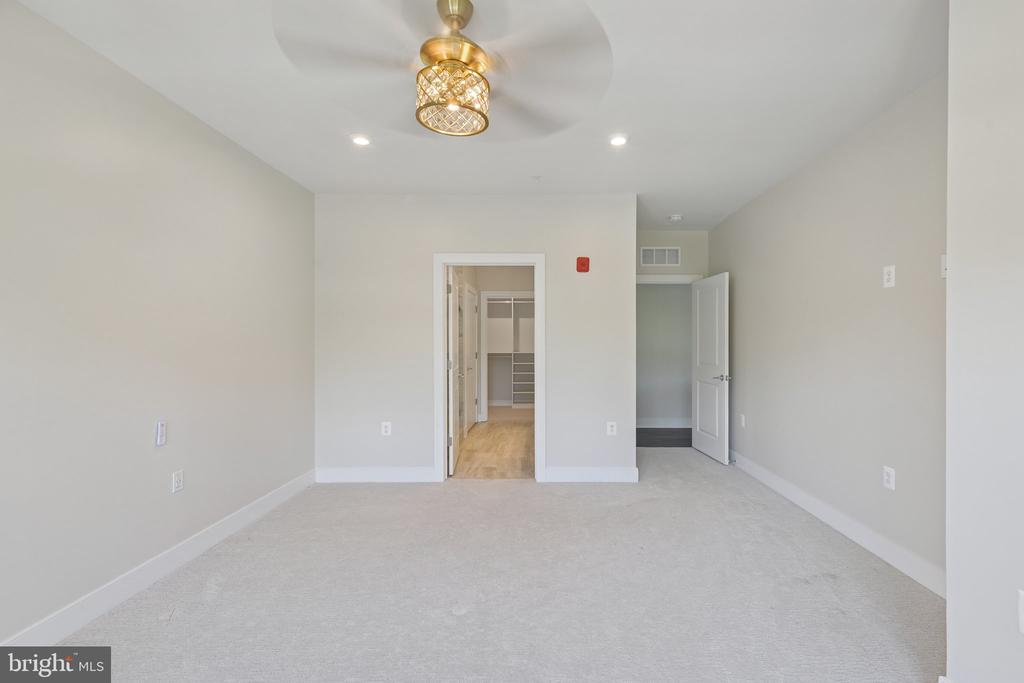 104 SAINT IVES PLACE Unit: 402